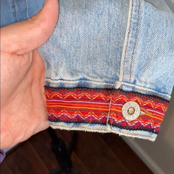 Vintage Guess Blue Boho Embroidered Distressed Denim Jacket Festival Con… - Picture 7 of 16